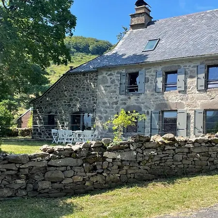 Pour 9 Personnes Avec Jardin A Proximite Du Puy Mary