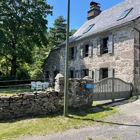 Pour 9 Personnes Avec Jardin A Proximite Du Puy Mary Villa