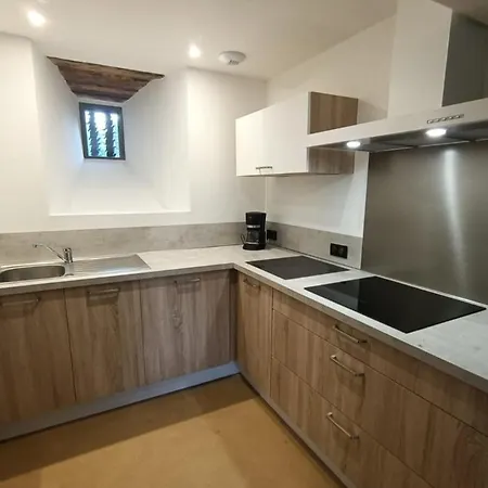 Villa Pour 9 Personnes Avec Jardin A Proximite Du Puy Mary Le Claux