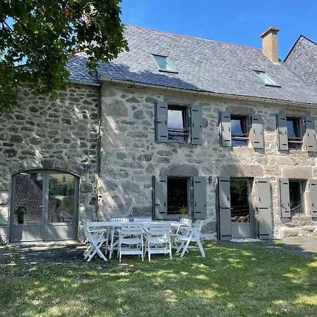 Pour 9 Personnes Avec Jardin A Proximite Du Puy Mary Villa