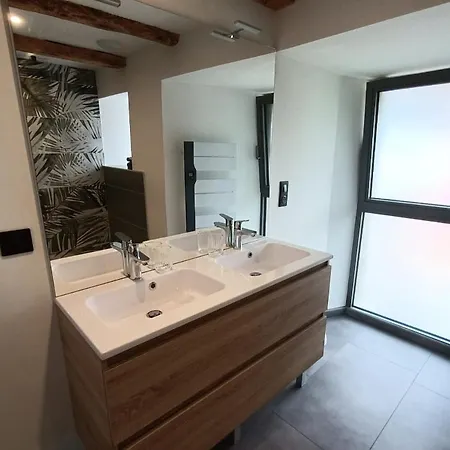 Pour 9 Personnes Avec Jardin A Proximite Du Puy Mary Le Claux