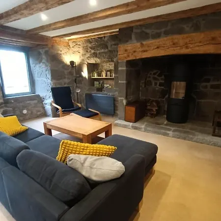 Villa Pour 9 Personnes Avec Jardin A Proximite Du Puy Mary Le Claux